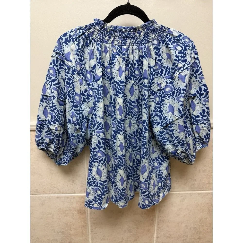 Free People Willow Printed Blouse. Blue. Smock neck.Short puff sleeves. Sz M